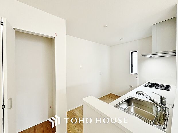 リビングに収納スペースをご用意致しました。キッチンやリビング周りをスッキリさせたい方に！