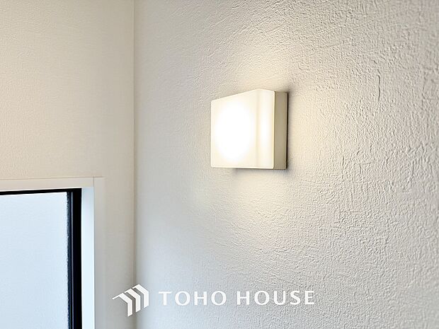 照明を完備致しました。暗い夜でも安心して移動したり、部屋を明るく照らすことで、温かみが増します。