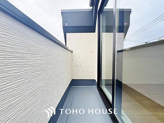 頬をなでる優しい風を感じることが出来るバルコニー。つい深呼吸をしたくなる気持ちの良い眺望です。