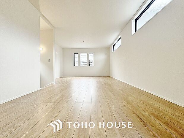 床をフローリングにすることで、お洒落かつ木目の温かみを感じる落ち着いた空間へと仕上げる事ができます。