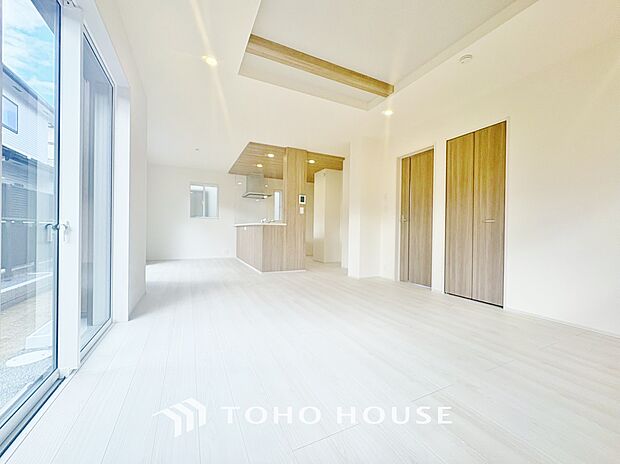 光が注がれる青い空から鮮やかに赤色にゆっくりと染まる。そんな優しい時間がここでは流れてゆく。