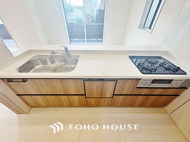 大型の冷蔵庫やレンジボードもしっかり置ける広々としたキッチンスペース。