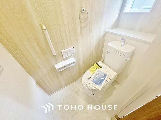 トイレには快適な温水洗浄便座付です。
