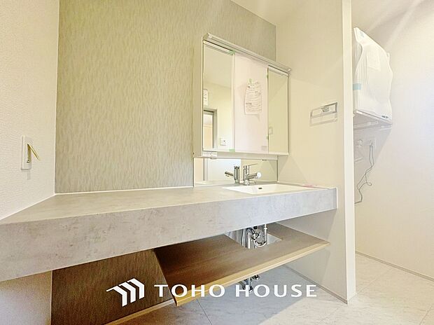 手で洗いたい大切な服など、広く使えると助かる洗面台は汚れの付きにくい形状と素材で造られております。