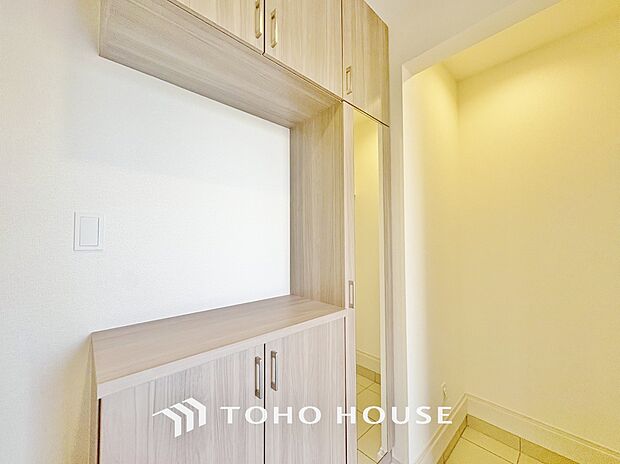 シューズボックスは限られた玄関スペースでも収納を取れる為、玄関内をすっきり片付けることができます。