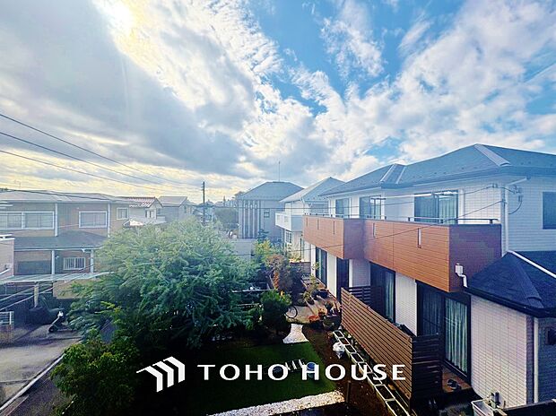 その豊かな眺望にふさわしい空間には、通風・採光にも優れ、心地よい光と風があふれています。