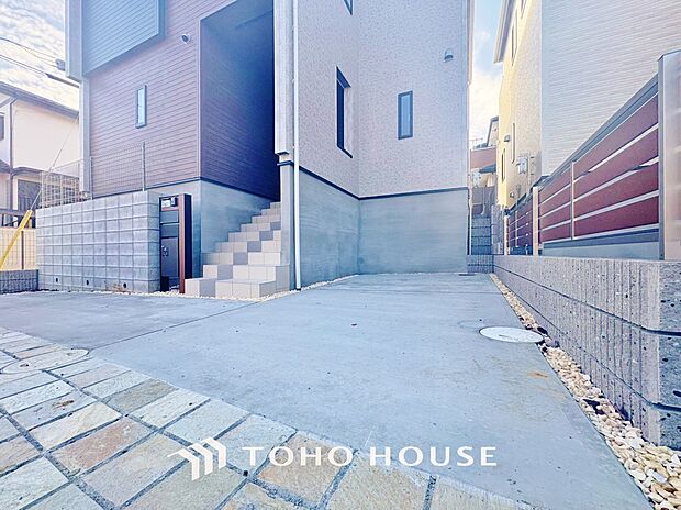 近隣の駐車場まで歩く必要がなく、子どもや高齢者がいる世帯は駐車場から自宅までの距離が短い方が便利。