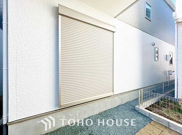 防犯機能のシャッターを完備しております。女性のチカラでも開閉が可能ですのでラクラクな所も便利です。