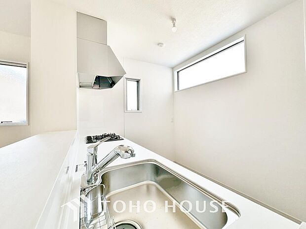 高級感あるカウンター、排水一体型シンク、3口コンロ、浄水器内蔵シャワー混合栓、食洗機を完備。