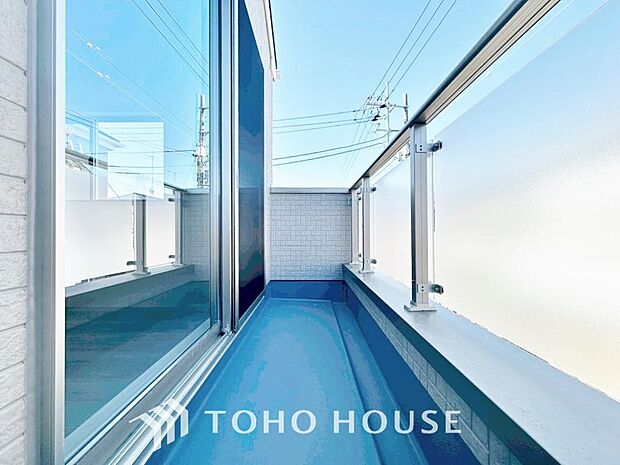 頬をなでる優しい風を感じることが出来るバルコニー。つい深呼吸をしたくなる気持ちの良い眺望です。