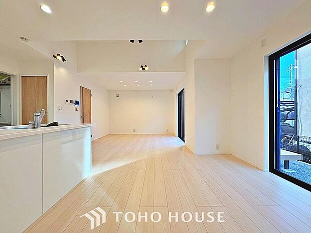 造りこんだ空間演出の妙が生み出す光と質のハーモニーはこの住宅のクオリティの良さを実感させてくれます。