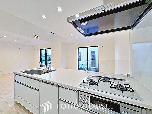 充実した収納スペースを搭載したシステムキッチンは、日々の家事がはかどります。