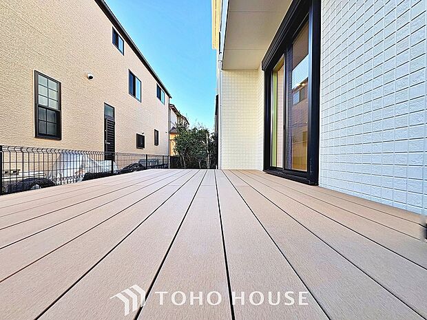 お家にウッドデッキがあると、机や椅子を設置してご家族と楽しい空間を共有できます！