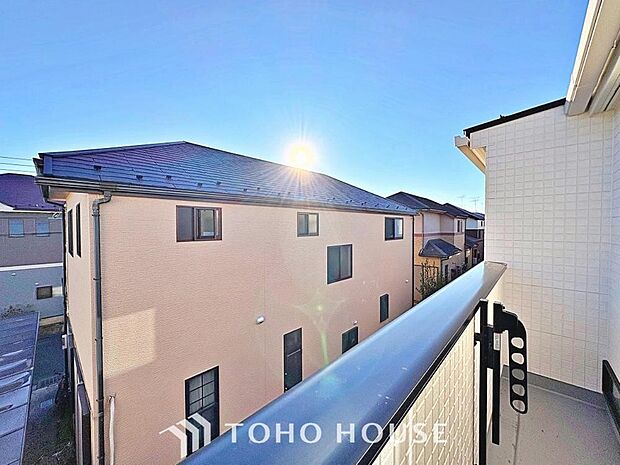 星空が地上に映りこむかのような夜景のきらめきまで、この街ならではの美しい風景の物語が室内に展開。