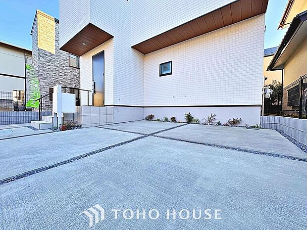 近隣の駐車場まで歩く必要がなく、子どもや高齢者がいる世帯は駐車場から自宅までの距離が短い方が便利。