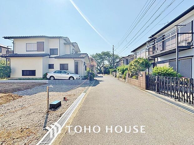 街並みの風景に包み込まれながら、瀟洒な印象も湛えて佇みます。