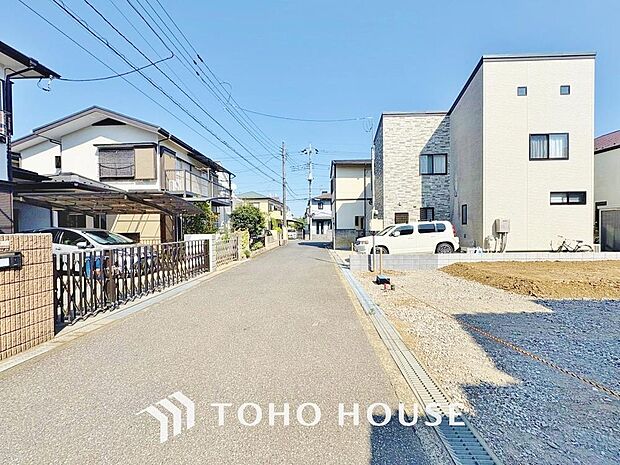 周辺環境とのコラボレーションにより明るく開放的な空間を演出しております。