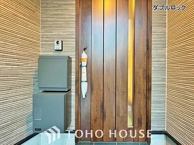 ダブルロックを採用した玄関ドア。鍵を増やすことで鍵開けに時間をかける事ができ防犯面で効果的です。