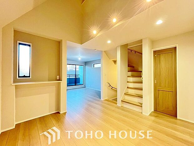 LDKでは家族が集まり、明るく穏やかな空気のなかで飲んだり、食べたり、笑ったり。