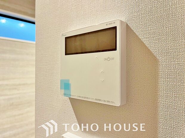 お風呂場と台所に操作リモコンが設置され、給湯リモコンは家事の最中でもボタン一つで簡単に沸かせます。