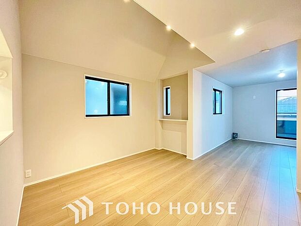 生活動線が確保されたリビングには陽光が降り注ぎ、自然とみんなが集まる空間へと仕上がっております。