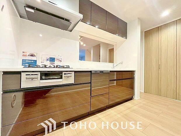 美しく、使いやすい、キッチン空間。優しい温もりを醸し出すキッチンは料理の為の配慮を随所に注ぎました。