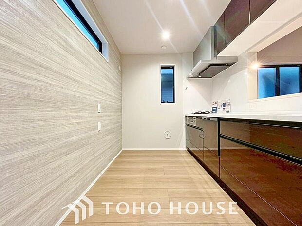 調理作業や片付けのしやすいキッチン。収納も備わっているのでキッチン周りをスッキリと演出します。