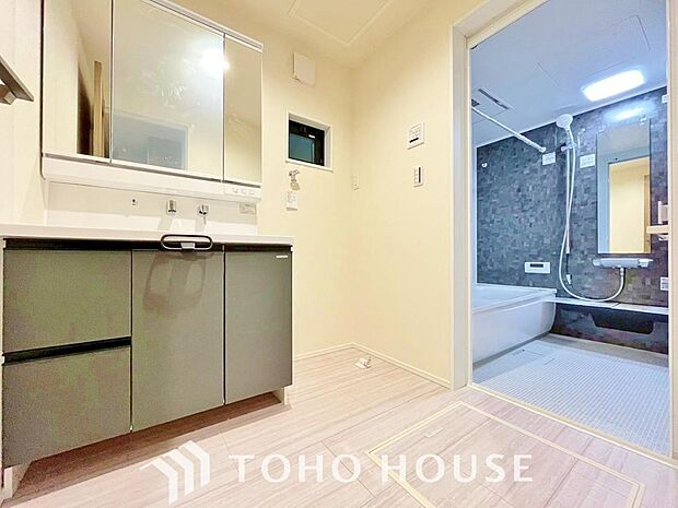 シンプルだからこそ使いやすい。スタンダードなデザインの洗面ボウルは清潔感あるオフホワイトです。