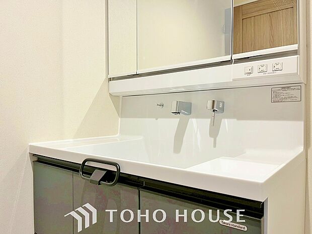 洗面台には三面鏡を採用。鏡の後ろに収納スペースを設ける事により洗面台周りもすっきりします。