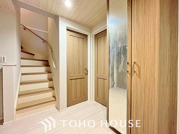 シューズボックスは限られた玄関スペースでも収納を取れる為、玄関内をすっきり片付けることができます。