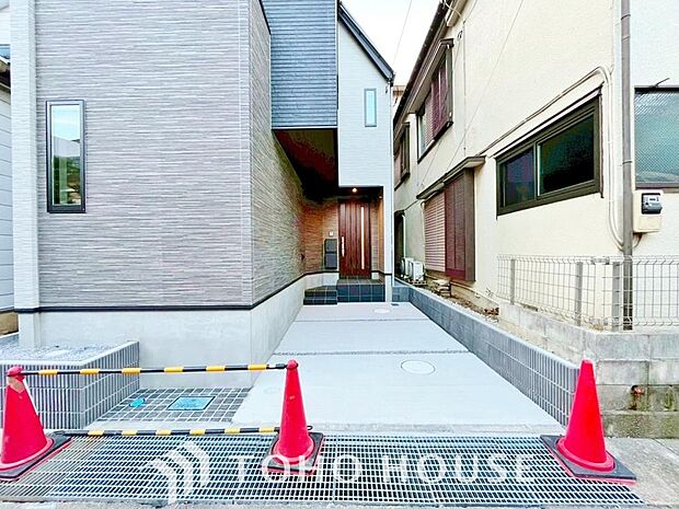 ゆったりとした駐車スペースを確保いたしましたので、大きめのお車でも駐車可能です。