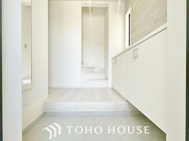 ゲストを招き、家族を迎える玄関は、ディスプレイや照明にこだわってみてはいかがでしょうか。