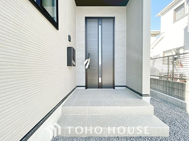 毎日みんなを見送り、そして迎え入れる場所だから。帰りたくなる家をテーマに設計した、自慢の玄関です。