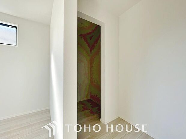 居室にはクローゼットを完備し、自由度の高い家具の配置が叶うシンプルな空間です。