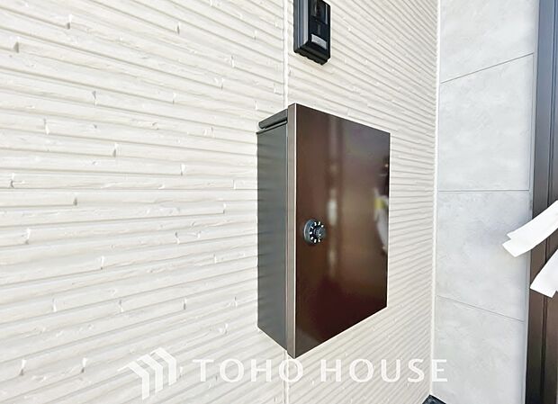 ポストは数字を回して施解錠できるダイヤルや暗証番号を設定するタイプなどがあり防犯効果が高まります。