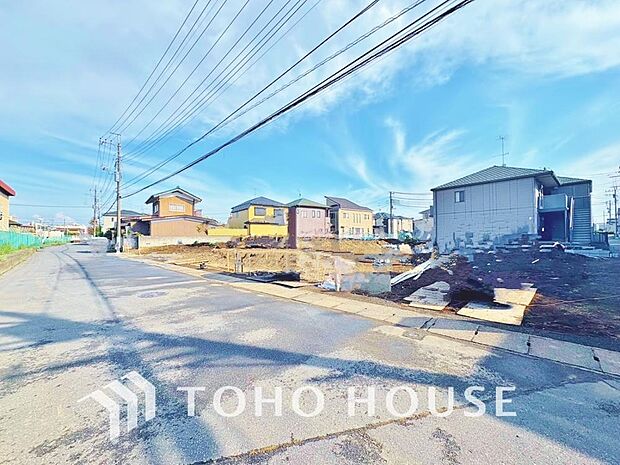 周辺環境とのコラボレーションにより明るく開放的な空間を演出しております。