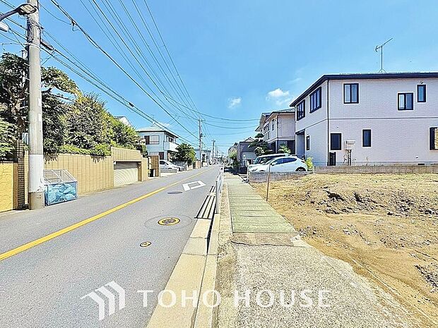 周辺環境とのコラボレーションにより明るく開放的な空間を演出しております。