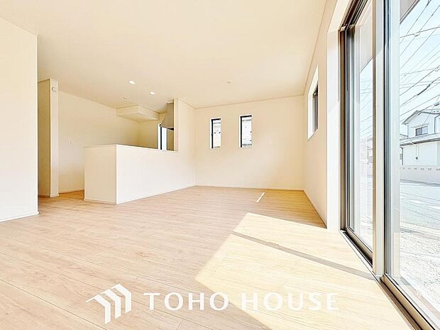 光と風があふれる開放的なリビングダイニングには自然と家族みんなが集まってきます。