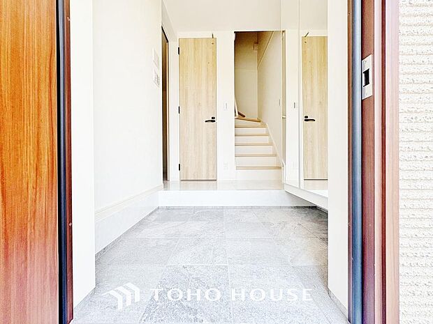 ゲストを招き、家族を迎える玄関は、ディスプレイや照明にこだわってみてはいかがでしょうか。