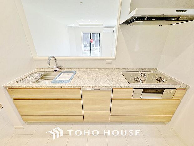 高級感あるカウンター、排水一体型シンク、3口コンロ、浄水器内蔵シャワー混合栓、食洗機を完備。