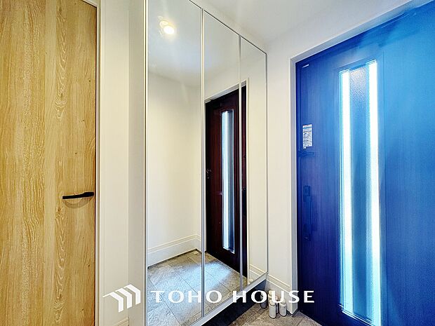 シューズボックスにはミラーがついていますのでお出かけ前の全身チェックにとても便利です！