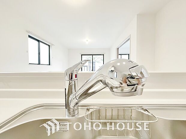 ワンタッチで浄水と原水と切り替えできる、見た目にもスマートな浄水器一体型の水栓。