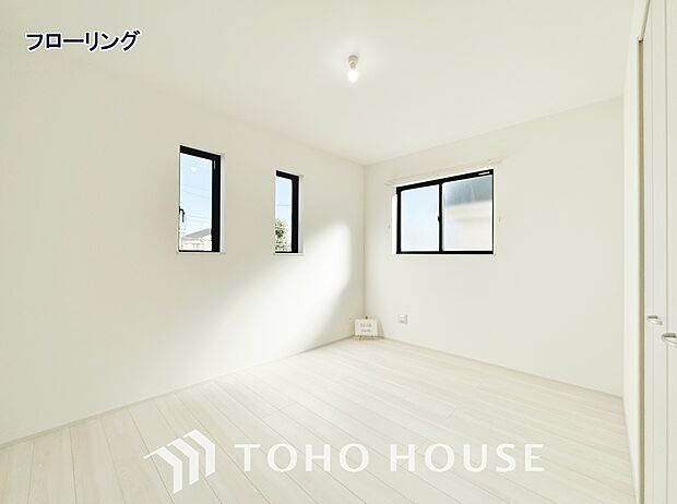 床をフローリングにすることで、お洒落かつ木目の温かみを感じる落ち着いた空間へと仕上げる事ができます。