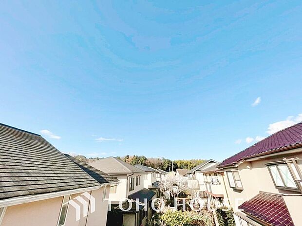 星空が地上に映りこむかのような夜景のきらめきまで、この街ならではの美しい風景の物語が室内に展開。