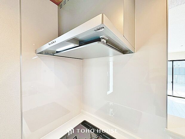 流行りのスリムタイプレンジフード。スタイリッシュな見た目はインテリアとしても高い人気がある型です。