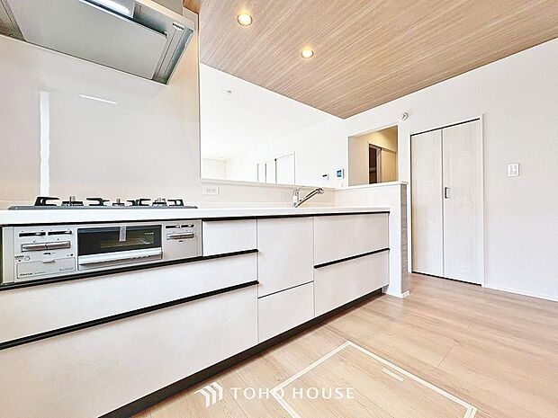 充実した収納スペースを搭載したシステムキッチンは、日々の家事がはかどります。