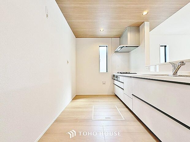 調理作業や片付けのしやすいキッチン。収納も備わっているのでキッチン周りをスッキリと演出します。