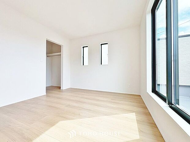 清潔感あるホワイトの壁紙。毎日の生活を少しでも快適に過ごして頂ける様、飽きのこない雰囲気が大切です。