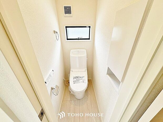 トイレには快適な温水洗浄便座付です。