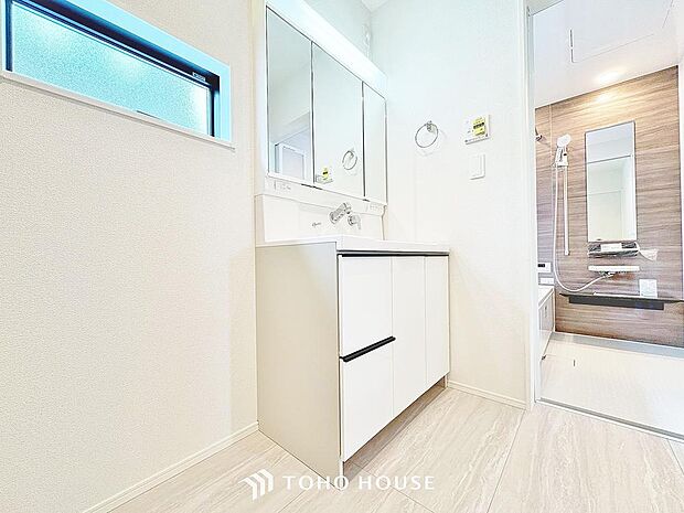 身だしなみのチェックがしやすい大きな鏡、下には収納がたっぷり。スッキリとした空間を演出いたします。